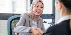 Tips Berpenampilan Menarik Buat Hijabers Saat Wawancara Kerja, Kulit Glowing Bisa Jadi Nilai Tambah!
