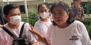 Emak-Emak Geruduk PN Jaksel Dukung Shane Lukas, Pakai Kaus Samaan Bertuliskan 'Stay Strong!'