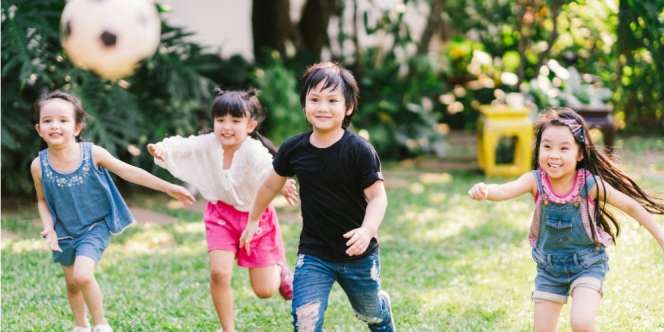 Tak Perlu Takut Kotor, Si Kecil Sangat Butuh Telanjang Kaki untuk Tumbuh Kembangnya