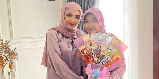 10 Gaya Artis Dampingi Wisuda Anak, Ucok Baba Diprotes Gegara Pakai Atribut Partai, Kocak!