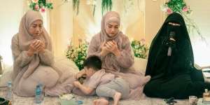 5 Potret Tasyakuran Rumah Baru Irish Bella Tanpa Ammar Zoni
