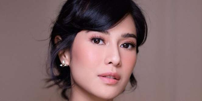 Dian Sastro Dirias dengan Makeup Nude Pink, Banjir Pujian dari Warganet