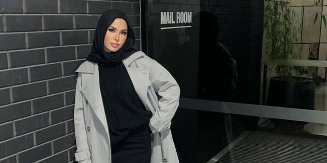 Deretan Look Stylish Hijaber Australia dengan Long Coat 