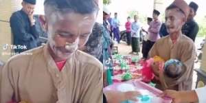 Tradisi Bedakin Bayi Baru Lahir, Wajah Bapaknya Malah Jadi Korban dan Bikin Ngakak
