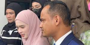 Momen Inara Rusli Cium Tangan Virgoun Usai Sidang Tuai Sorotan