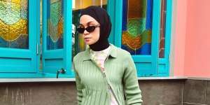 Gaya Fresh Tantri Namirah Padukan Outfit Serba Hijau