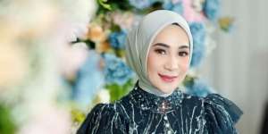 Pamer Foto Bareng Bestie, Penampilan Erin Istri Andre Taulany Disorot karena Tak Pakai Kerudung