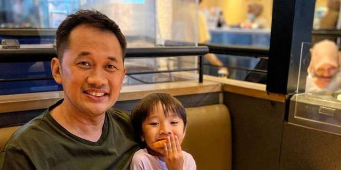 Momen Hanung Bramantyo Hanya Bisa Pasrah Saat Kena Protes Anak