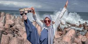 Pose Ria Ricis di Pantai Jadi Sorotan