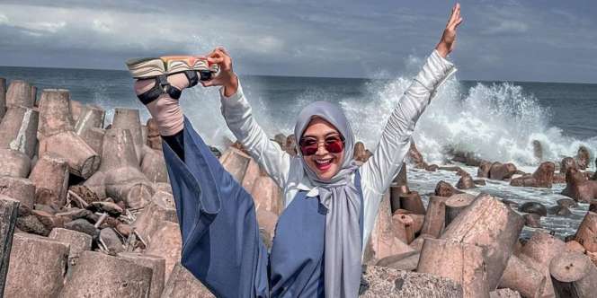 Pose Ria Ricis di Pantai Jadi Sorotan