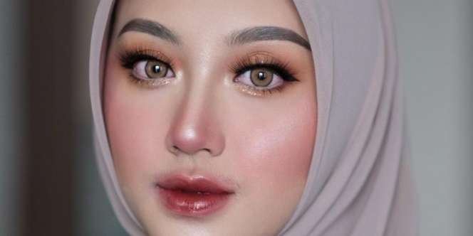 MUA Rias Hijaber dengan Barbie Look, Hasilnya Wow Banget!