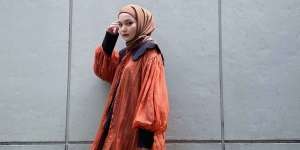 3 Inspirasi Look Bernuansa Edgy dengan Rok, Lebih Seru!