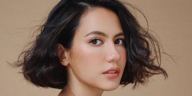 Dirias dengan Blush On Demam, Aura Pevita Pearce 'Full Damage'