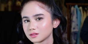 Cute Makeup Tisa Biani Bernuansa Pink, Cocok untuk Si Paling Girly