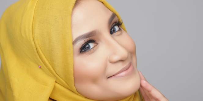 Trik Pilih Warna Lensa Kontak ala MUA Biar Look Makin Memikat