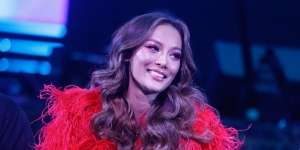Intip Pesona Erika Carlina Berbalut Busana Merah yang Berusia 20 Tahun