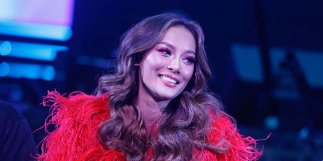 Intip Pesona Erika Carlina Berbalut Busana Merah yang Berusia 20 Tahun