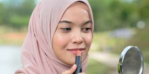 Produk Bibir dengan Kandungan Sunflower Seed Oil Bisa Cegah Bibir Pecah-pecah