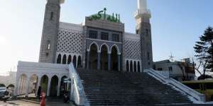 Ingin Jemput Suami di Masjid Seoul, Wanita Indonesia Ini Tak Sengaja Ketemu Idol Kpop Selesai Sholat Jumat: Rapi Banget Pakai Baju Koko