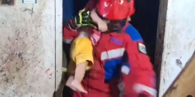 Dramatis! Detik-detik Damkar Evakuasi Bayi dari Ibu ODGJ di Kemayoran