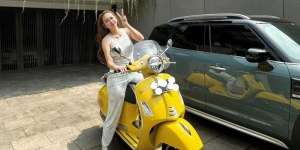 Potret Aura Kasih Naik Scooter, Netizen Rebutan Minta Diboncengin