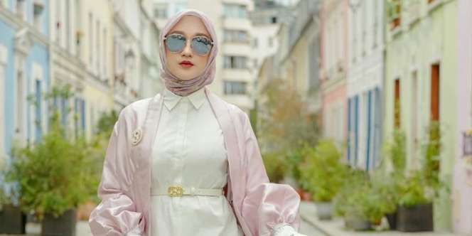 Simpel Style Dian Pelangi, Bisa Jadi Inspirasi Outfit Kuliah