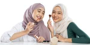 3 Langkah Rapikan Lipstik yang Melebar ke Foundation