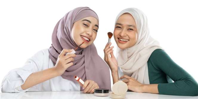 3 Langkah Rapikan Lipstik yang Melebar ke Foundation