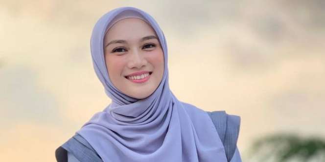 3 Potret Melody Laksani Tampil Gemas dengan Blazer Pink