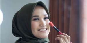 Dapatkan Efek Glowing Natural Pakai Highlighter di 6 Titik Wajah