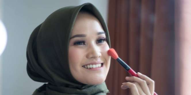 Dapatkan Efek Glowing Natural Pakai Highlighter di 6 Titik Wajah