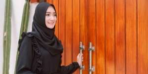 Elegan dengan All Black Outfit di Hari Raya Idul Adha