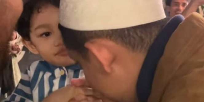 Ikuti Rasulullah Saat Bertemu Anak Kecil, Habib Jafar Cium Tangan Putra Onad