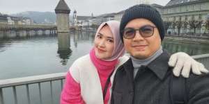 Adu Gaya Istri Artis dari Kalangan Non Seleb Saat Liburan Ke Luar Negeri