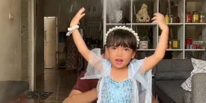 Ayah Bikin Warganet Meleleh, Rela Bikin Efek Salju Demi Putri Kesayangan Jadi Ratu Elsa  