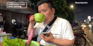 Bikin Ngakak! YouTuber Korea Keliru Minum Air Kobokan Saat Makan Nasi Uduk Kaki Lima di Jalan Sabang