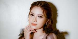 Makeup Peach Anggi Marito, Wajahnya Jadi Manis ala Gadis Korea