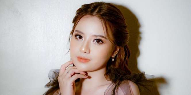 Makeup Peach Anggi Marito, Wajahnya Jadi Manis ala Gadis Korea