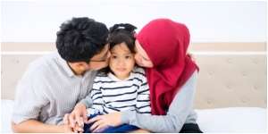 Sudahkah Mencium Anak Setiap Hari? Sunah Rasulullah yang Datangkan Rahmat