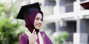 4 Trik 'Sat Set' Makeup Klasik untuk Wisuda