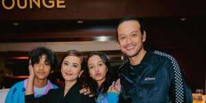 Manis Banget, Dwi Sasono Bantu Makeup Putrinya 