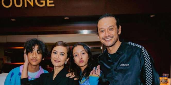 Manis Banget, Dwi Sasono Bantu Makeup Putrinya 
