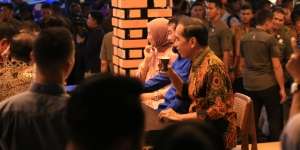 FOTO: Gaya Jokowi Ngopi di Jakarta Fair