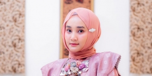 Dress Putih Tak Monoton, Tiru Style Fatin Shidqia Pakai Obi Batik