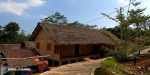 Potret Rumah Panggung 'Anti Sombong' Beratap Ijuk Berdinding Bambu di Kampung, Dari Luar Tampak Sederhana Pas Masuk ke Dalam.. WOW