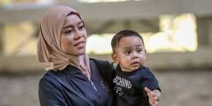 Potret Para Biduan Cantik Momong Anak, Tampil Polos Wajah Aslinya Bikin Melongo 