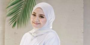 Gaya Seru Nan Minimalis Nathalie Holscher Pakai Kemeja Color Block
