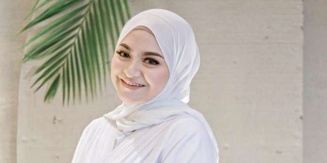 Gaya Seru Nan Minimalis Nathalie Holscher Pakai Kemeja Color Block