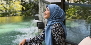 Anggunnya Cut Syifa, Padukan Hijab Irish Blue dan Dress Printing 