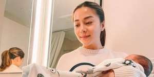 10 Potret Artis Tanpa Makeup Saat Momong Anak, Evi Masamba Dipuji Makin Cantik & Manglingi
